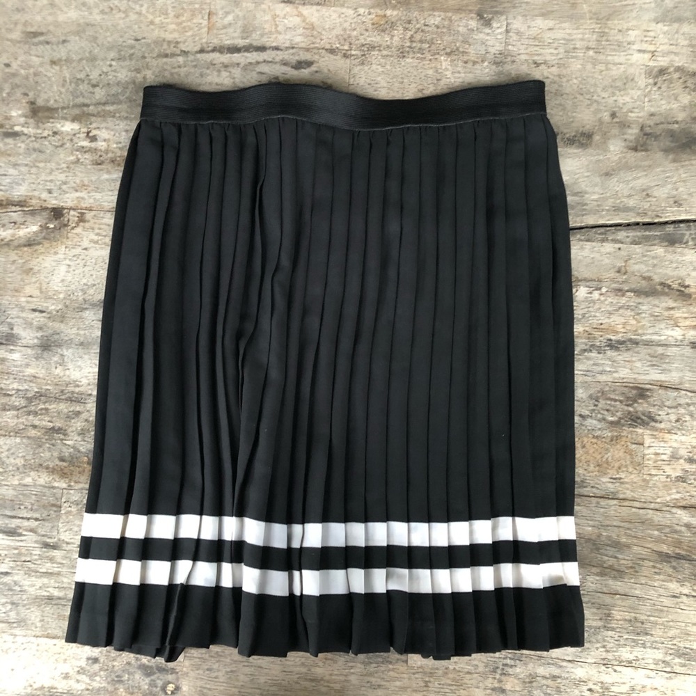 BEAUTIFUL 😍 H&M black and white accordion skirt.